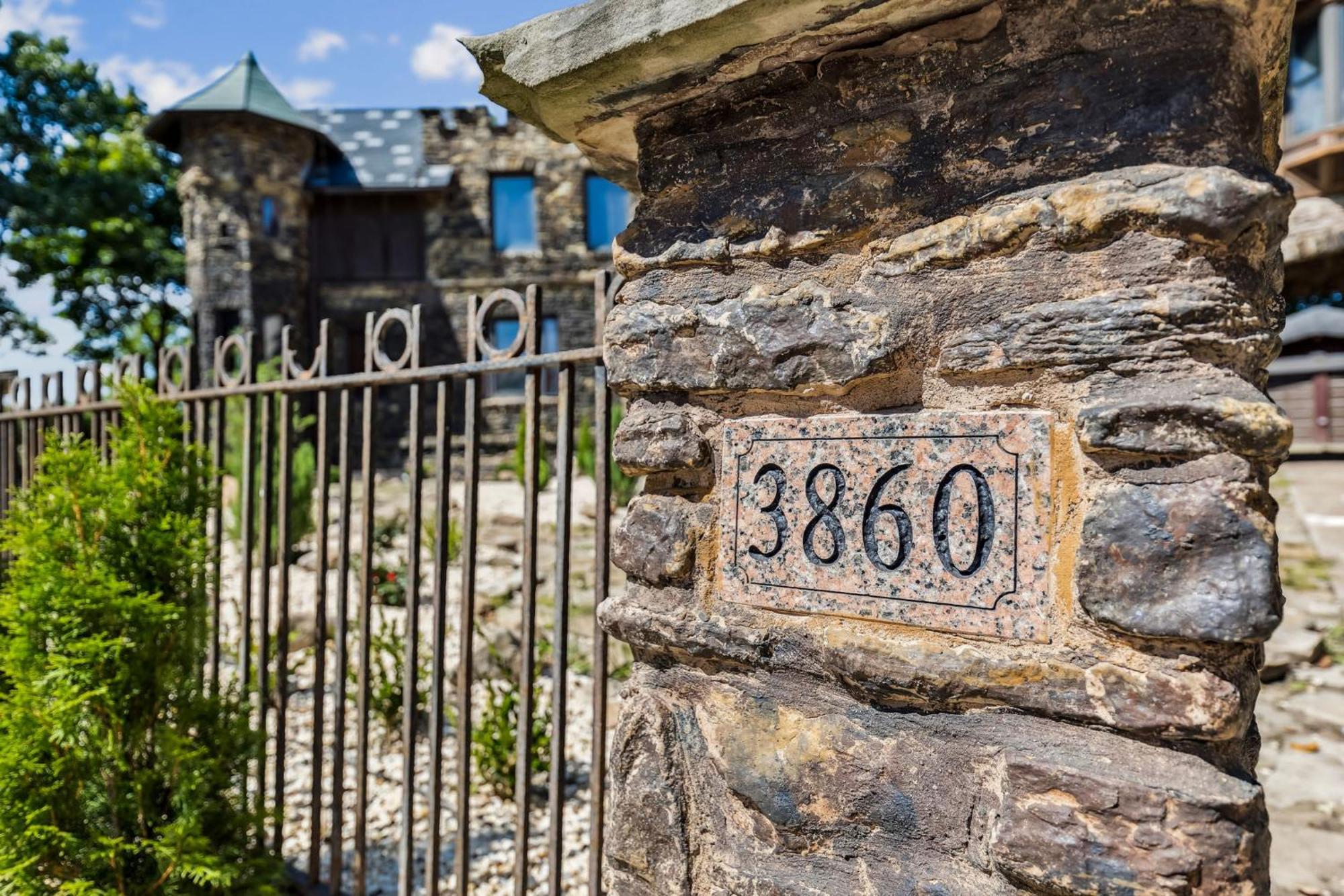 Enchanted Castle - Your Royal Getaway Awaits Cleveland Eksteriør billede