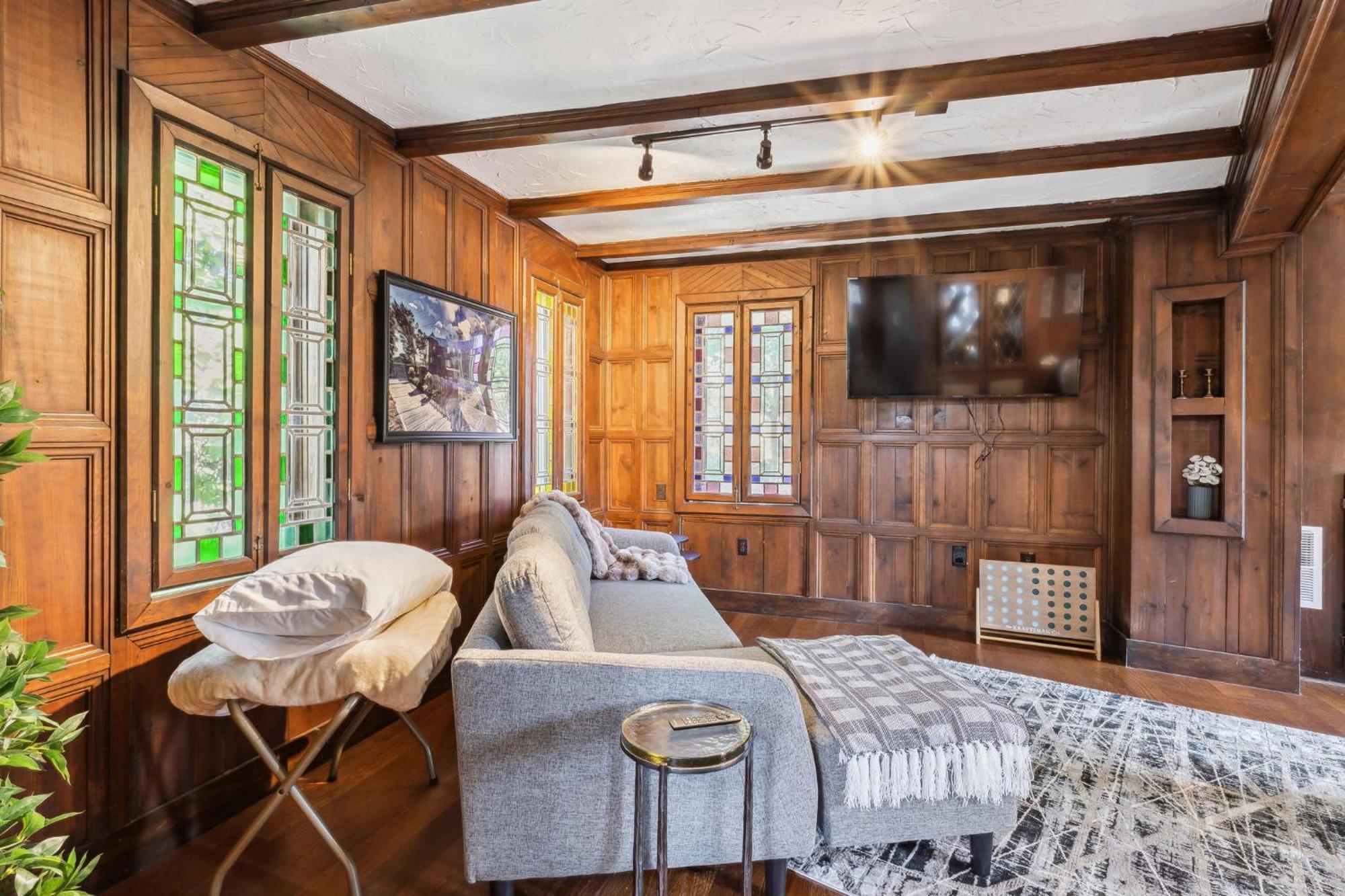Enchanted Castle - Your Royal Getaway Awaits Cleveland Eksteriør billede
